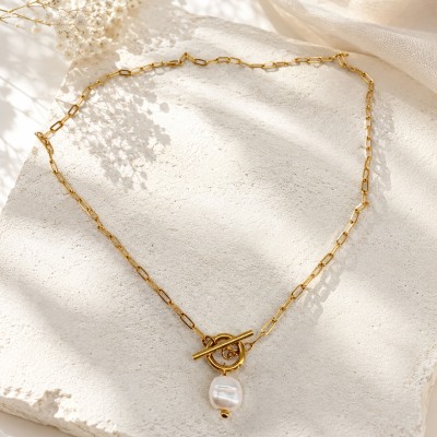 Collar dorado con perla barroca natural de estilo elegante