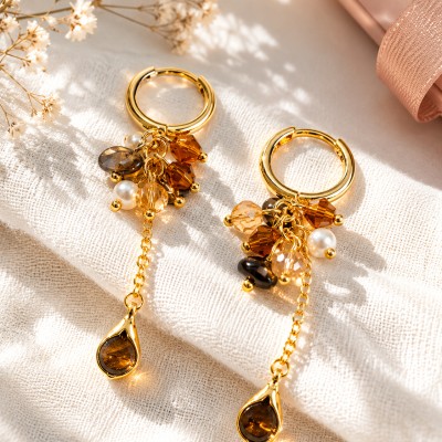 Pendientes largos de aro dorado con cristales color ámbar y perlas estilo elegante