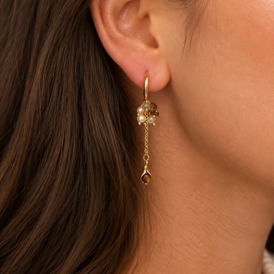Pendientes elegantes de acero inoxidable dorados con cristales marrones en modelo