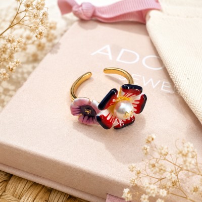 Anillo de flores esmaltadas con perla sobre caja de joyería AdoraVi