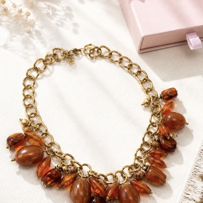 Collar dorado AdoraVi con cuentas efecto ámbar presentado en caja de regalo