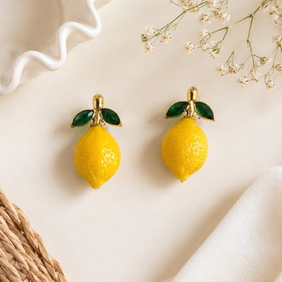 Pendientes de limón de acero inoxidable con baño de oro PVD sobre fondo blanco elegante