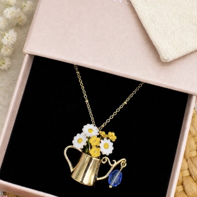 Collar floral AdoraVi presentado en caja regalo rosa.
