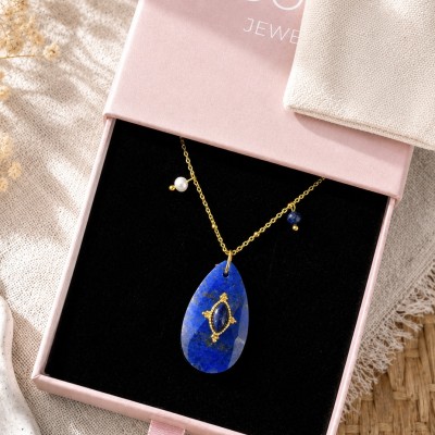 Collar de lapislázuli natural en caja de regalo rosa AdoraVi de acero inoxidable con baño de oro PVD.