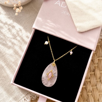 Collar de cuarzo rosa presentado en caja de regalo rosa AdoraVi con packaging premium