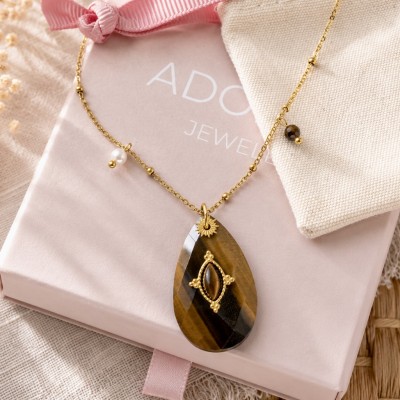 Collar de ojo de tigre natural con perla natural sobre caja de regalo rosa AdoraVi
