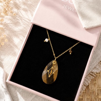 Collar de ojo de tigre natural presentado en caja de regalo premium AdoraVi.