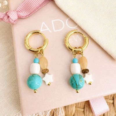 Pendientes de acero inoxidable dorado con turquesa, nácar y concha natural sobre bolsa AdoraVi.