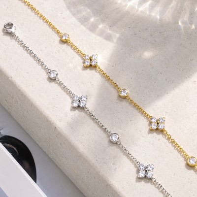 Pulsera disponible en acabado oro y plata con diseño de flores brillantes.