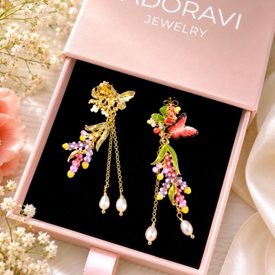 Pendientes mariposa y flores con perlas sobre caja rosa AdoraVi joyería elegante