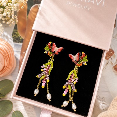 Pendientes mariposa y flores con perlas sobre caja rosa AdoraVi joyería elegante