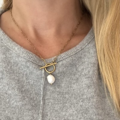 Collar con perla barroca natural combinado con look casual elegante